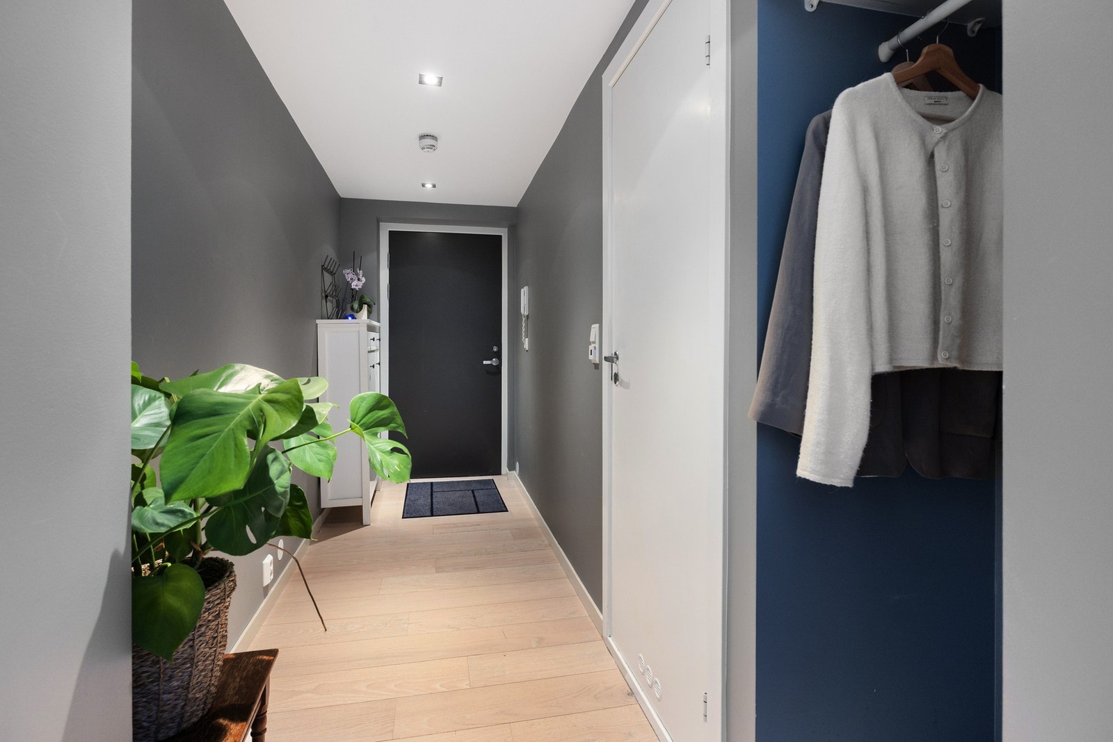 Entréen har god plass til oppheng av yttertøy og skostativ. I tillegg byr en praktisk nisje for ekstra oppbevaringsmuligheter. Galleribilde
