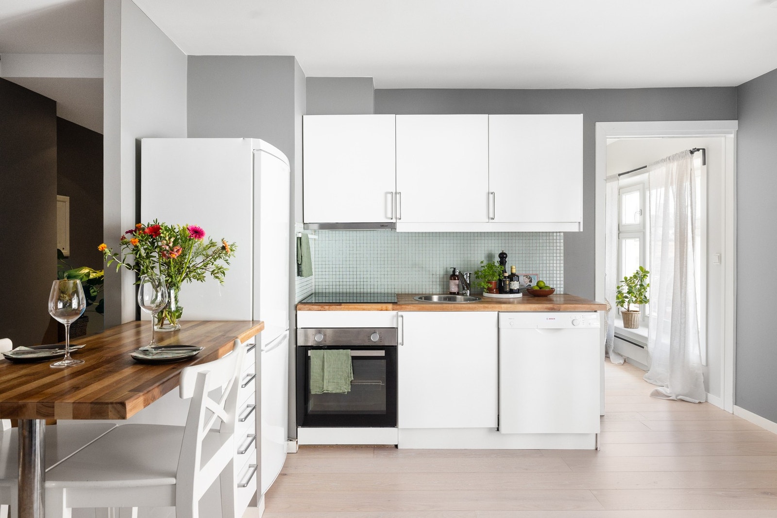 Med god skap- og benkeplass til både matlaging og oppbevaring, oppleves rommet som et både moderne og anvendelig arbeidskjøkken. Galleribilde