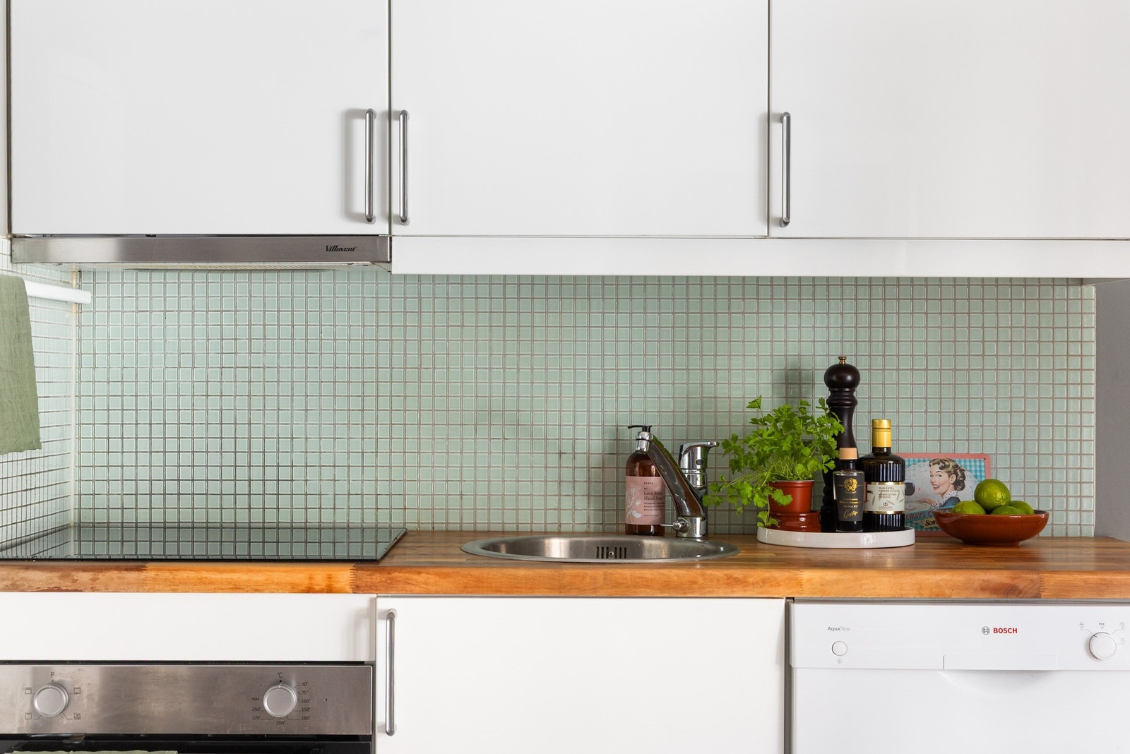 Hvitevarene er delvis integrerte og består av komfyr, induksjonstopp, oppvaskmaskin, samt avtrekksvifte. Galleribilde