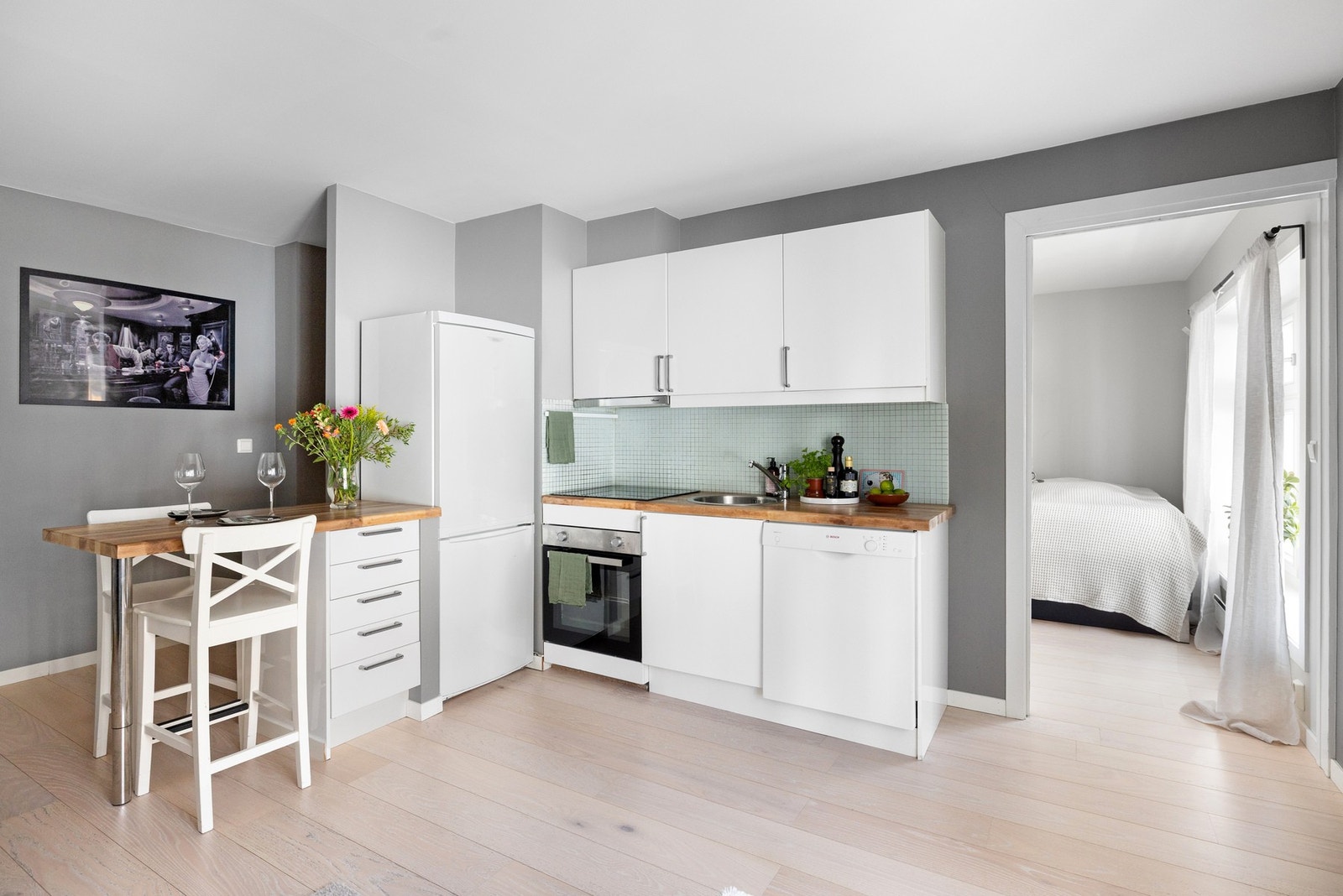 Dette er en gjennomført 2-roms selveierleilighet med en planløsning som gir både funksjonalitet og god bokvalitet. Galleribilde