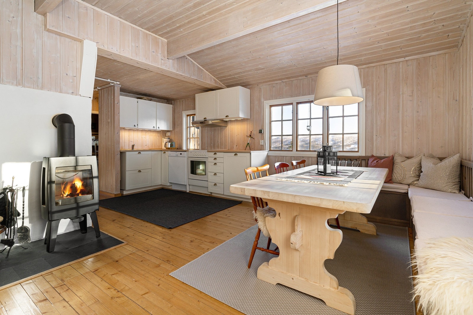 Stort sett alt av møbler og annet utstyr kan følge med hytten. Galleribilde