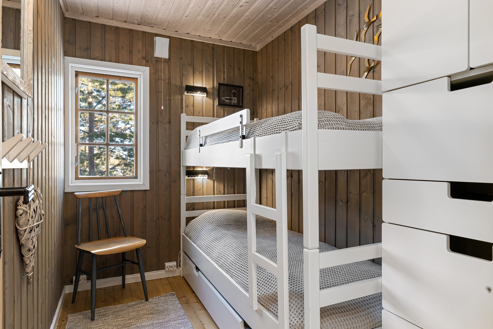 Soverom 2 har køyeseng og samme garderobeløsning som hovedsoverommet. Galleribilde