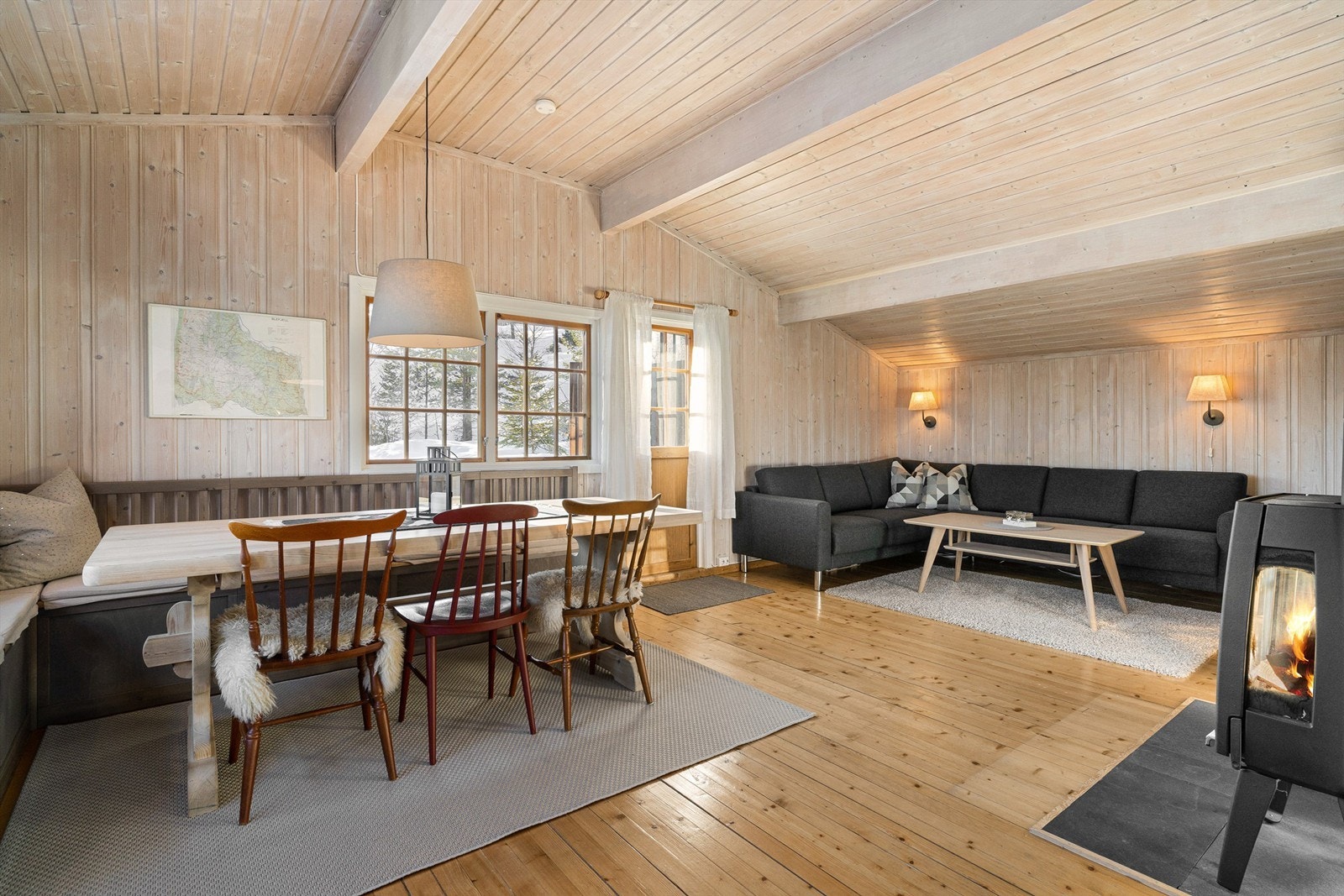 Stuen oppleves lys og innbydende med en praktisk og fin løsning, åpent mot kjøkkenet. Galleribilde