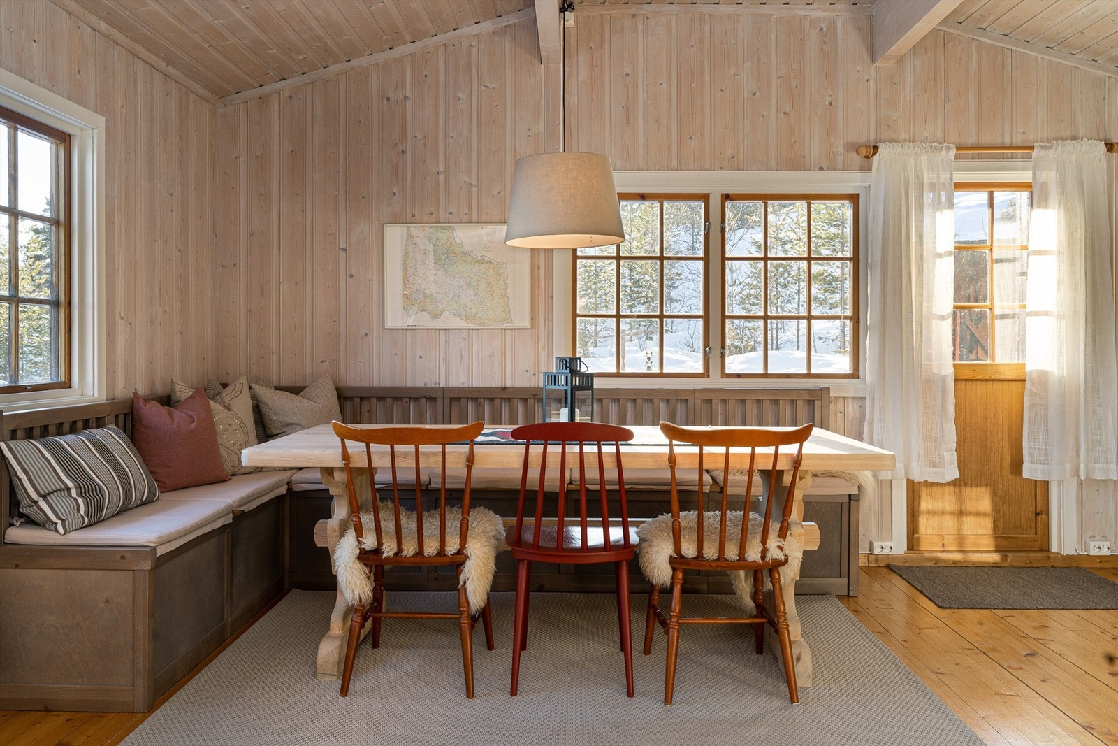 Fra stuen er det utgang til terrassen, som strekker seg langs to av hytteveggene. Galleribilde