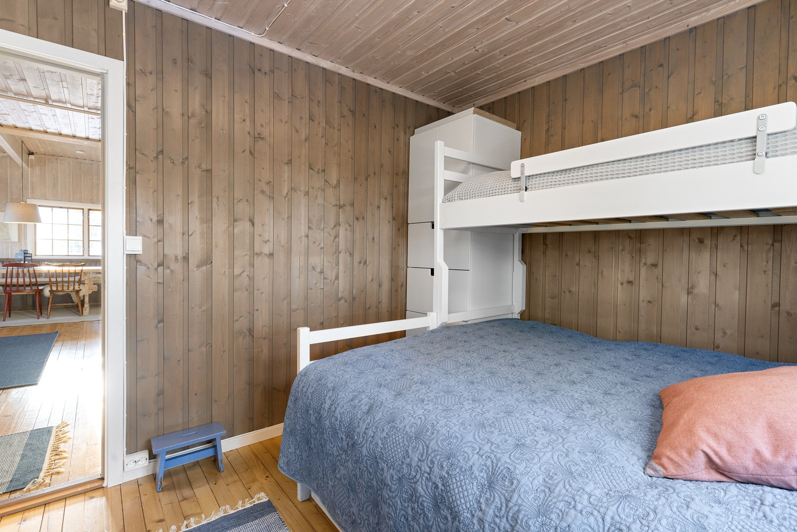 Hovedsoverommet har familiekøye og godt med oppbevaring i garderobeskap. Galleribilde