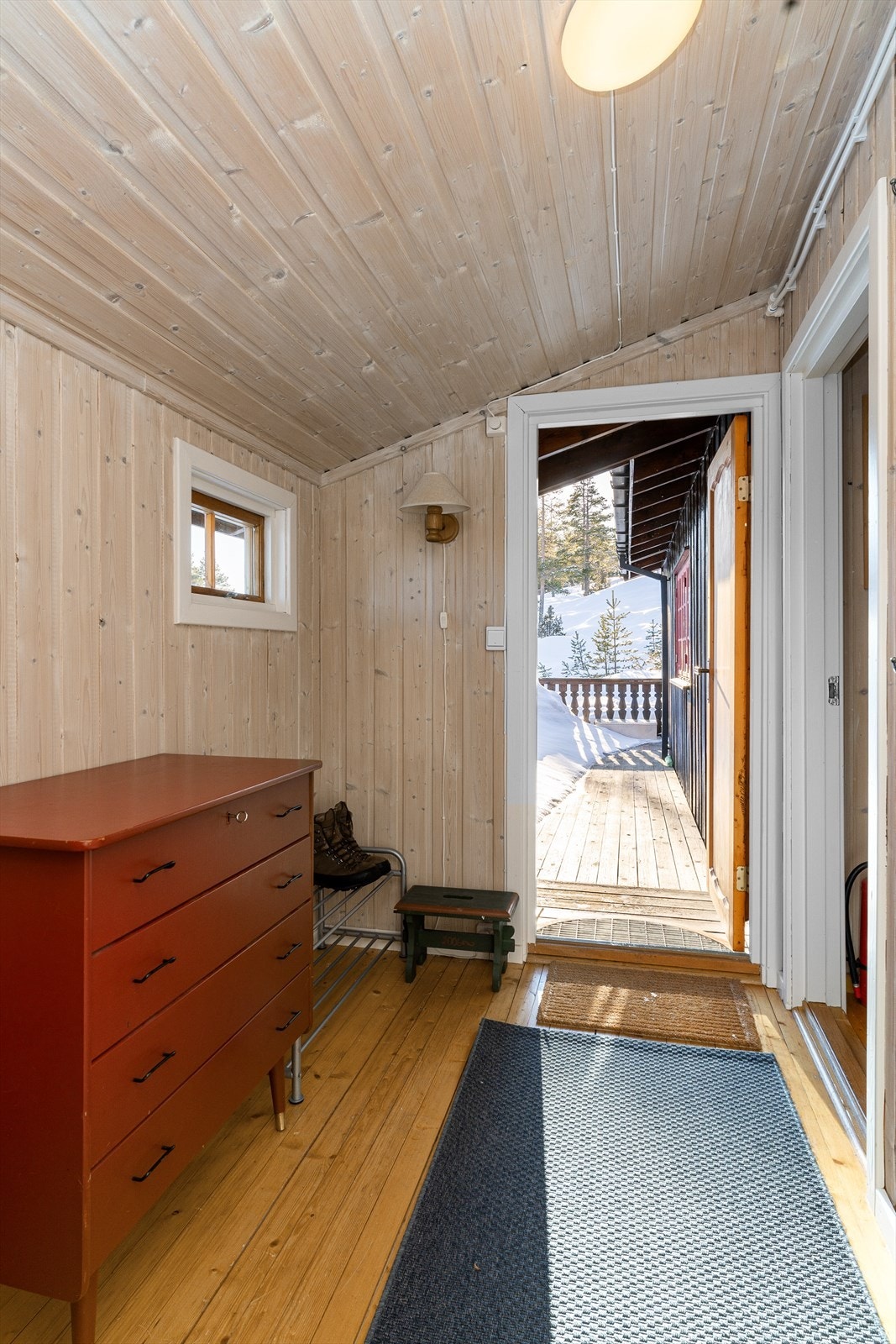 Hytten har et innbydende inngangsparti med koselig gang som gir et godt førsteinntrykk. Her er det originale tregulv og ellers hvitbeisede tak og vegger. Galleribilde