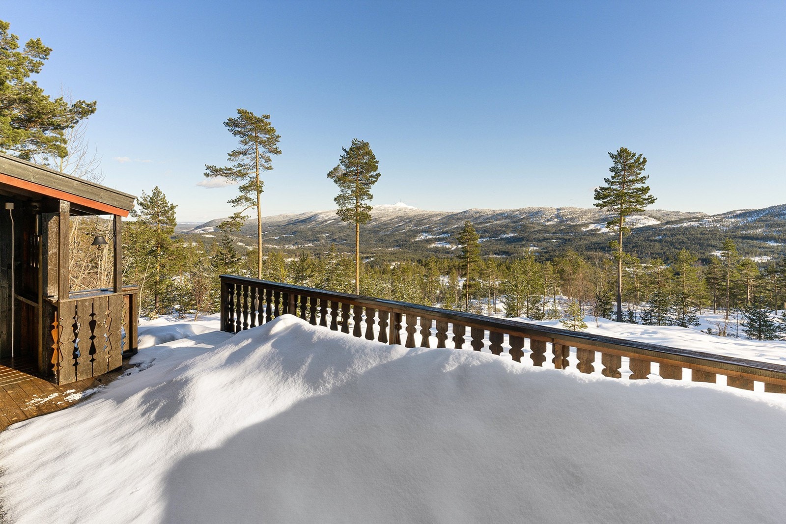 Hytten ligger på festet tomt og er medlem i Solheimåsen velforening, samt en del av sameiet Solheim veilag. Galleribilde
