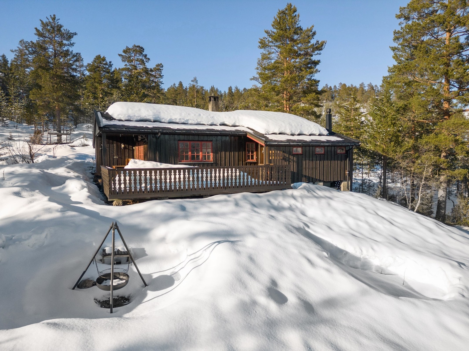 Hyttens beliggenhet gjør det til en utsøkt helårshytte, med gode muligheter både sommer som vinter. Ved innkjøringen til hyttefeltet ligger det en koselig vevstue tilhørende Jondalen Husflidslag. Galleribilde