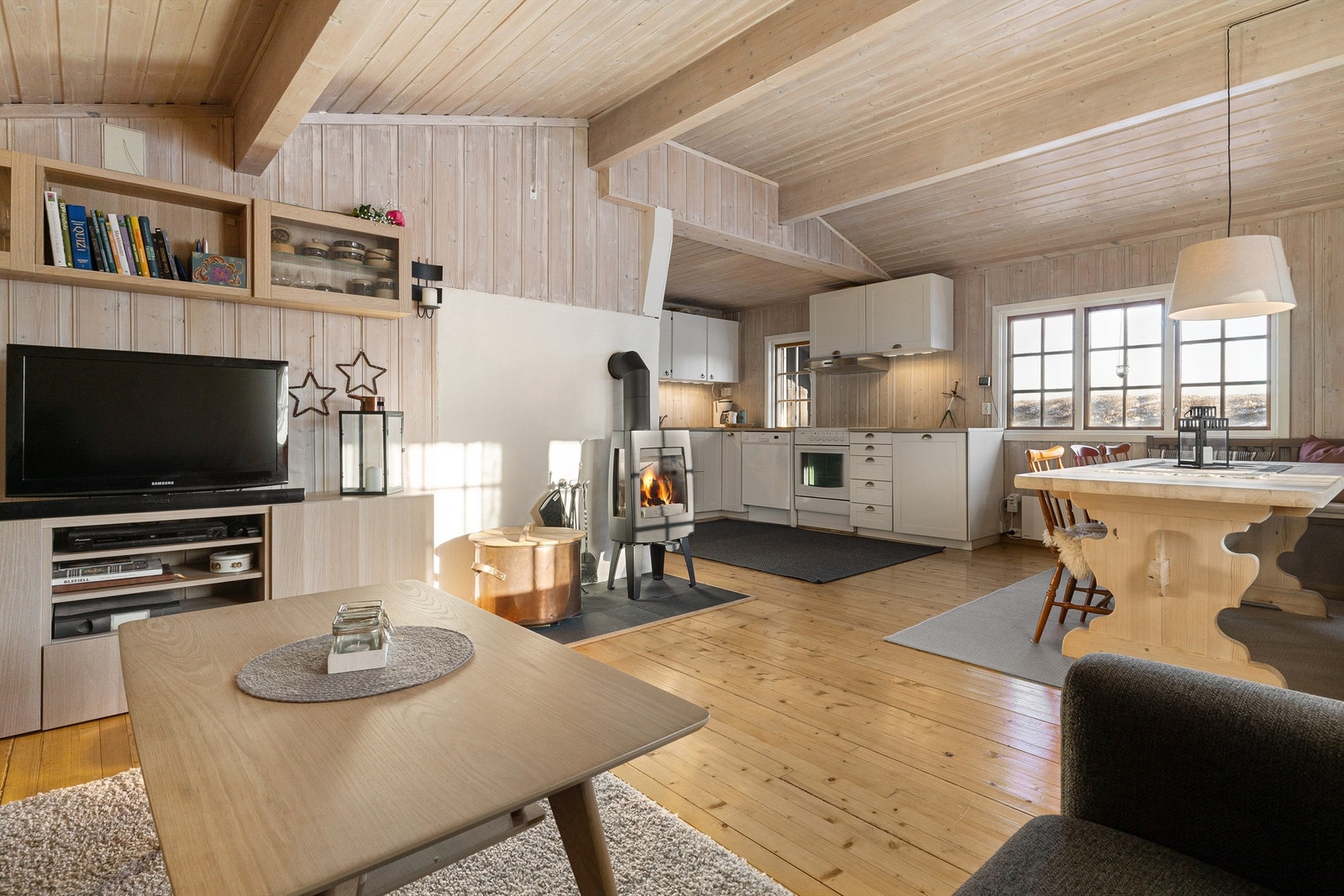 Det ble lagt inn strøm i hytten i 2018, da ble også stort sett alle overflater beiset. Galleribilde