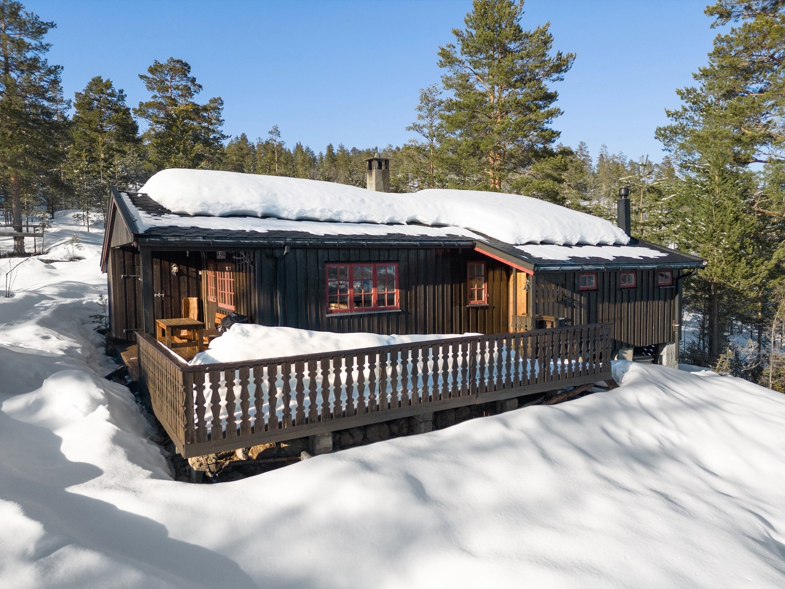 Hytten er like fin sommer som vinter. Den ligger usjenert til, nederst på hyttefeltet. Galleribilde