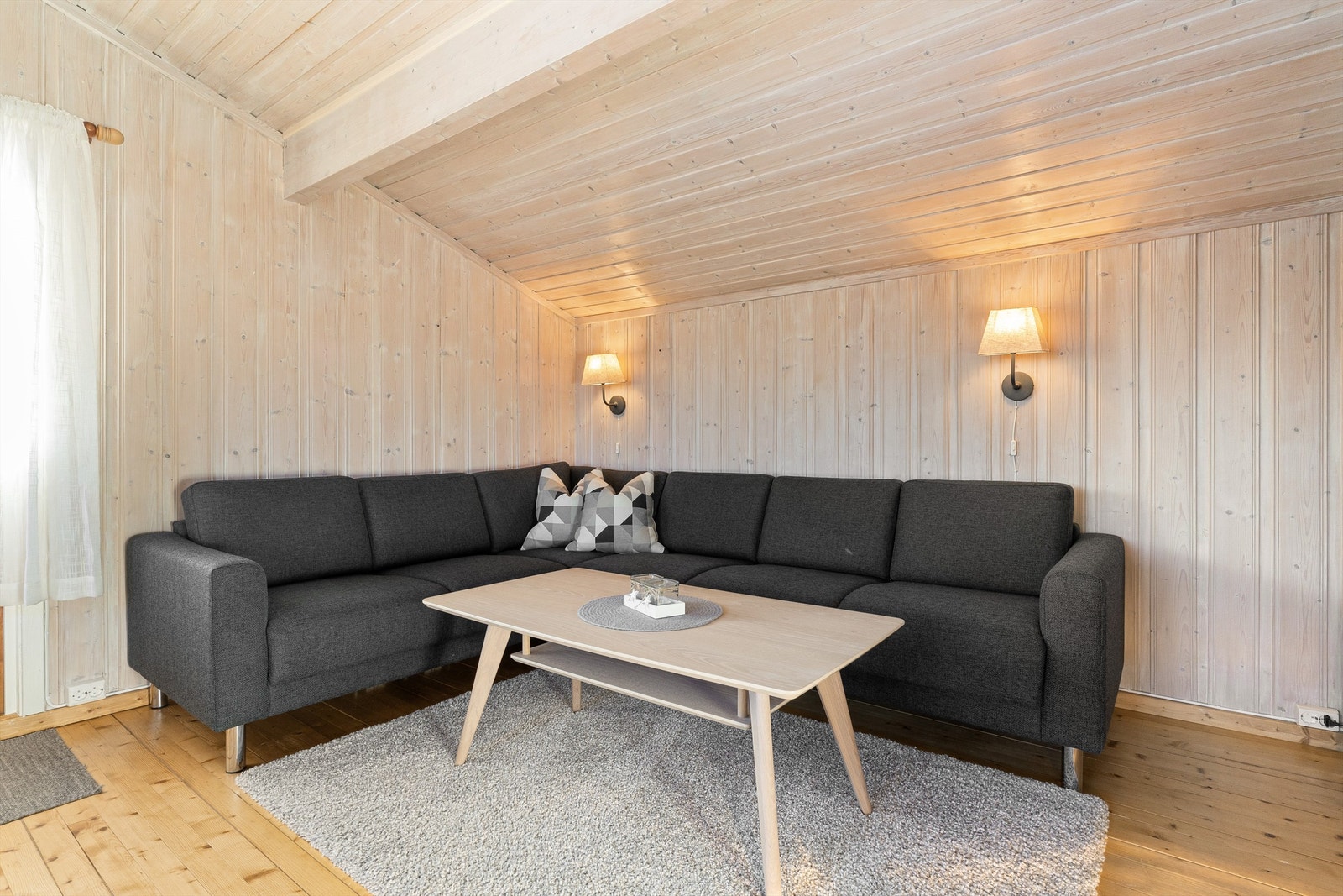 Eier har brukt ca. 2.000 kWh i strøm og ca. kr. 2.000,- for ved (Per år). Galleribilde