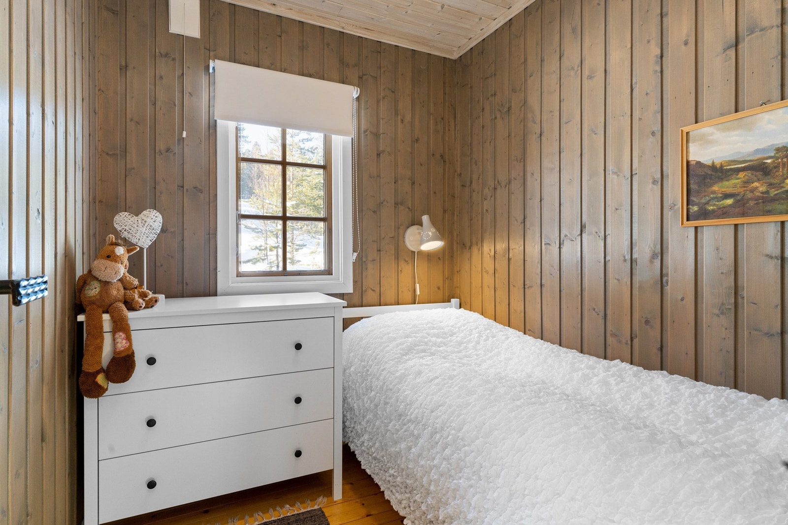 Det siste soverommet har enkeltseng, men også her er det mulighet for køyeseng om ønskelig. Alle sengene ble malt opp for noen år siden. Galleribilde