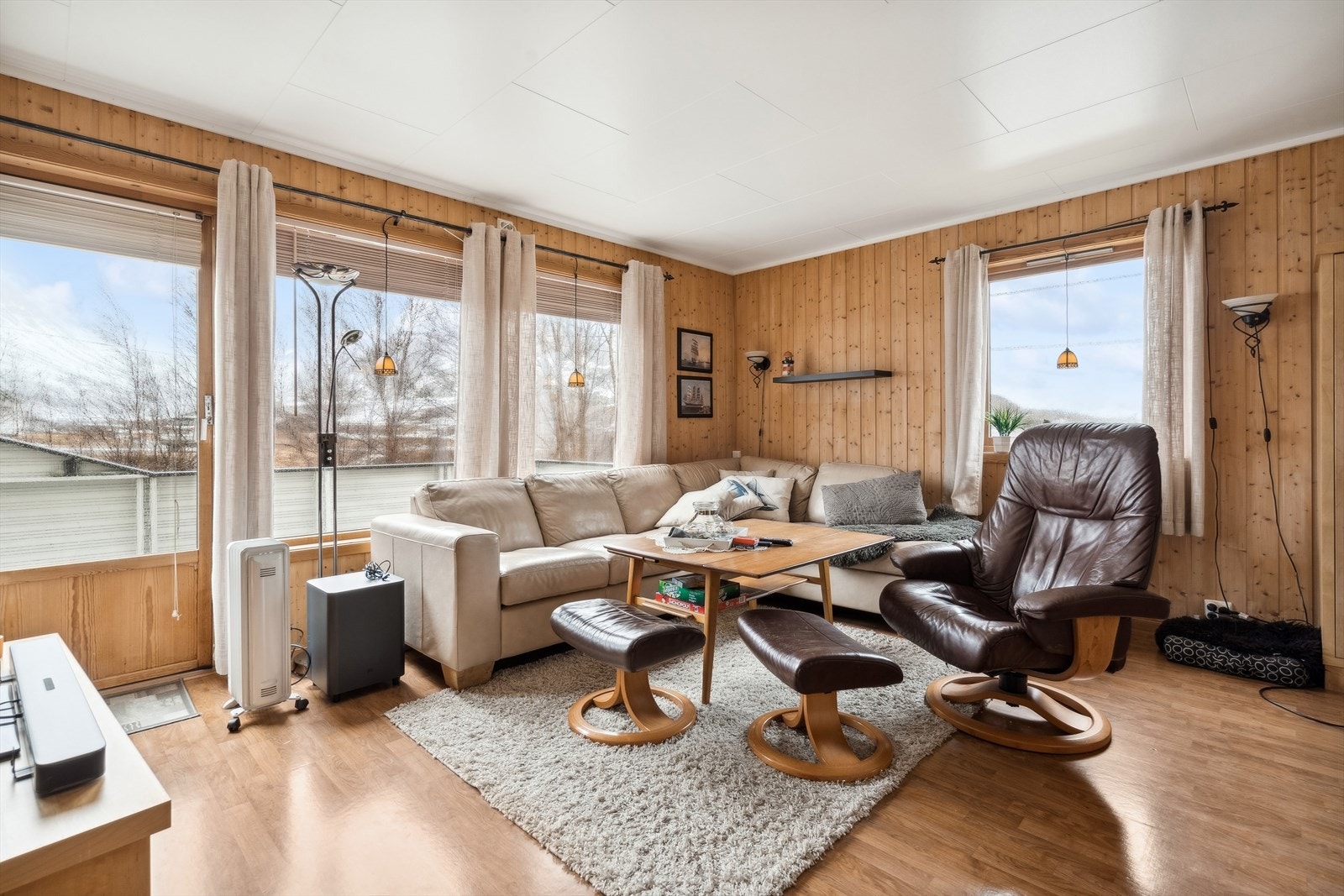 Stuen har store vindusflater som slipper inn gode med naturlig lys og gir rommet en lys og luftig følelse. Galleribilde