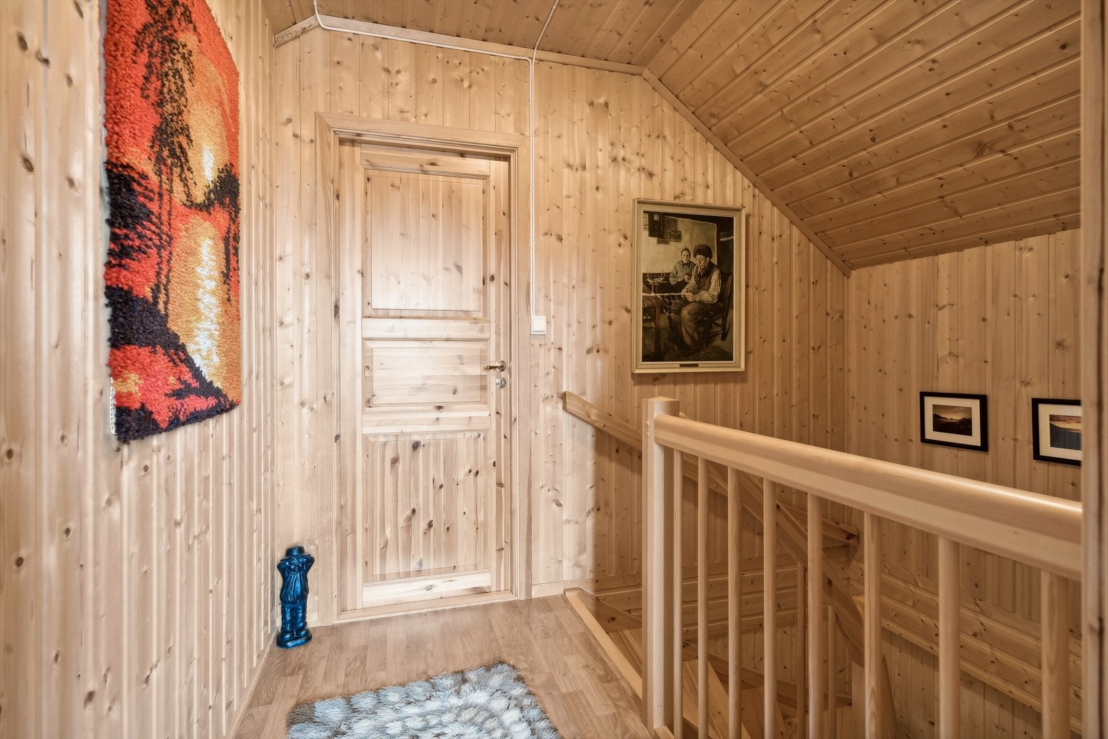 Det er trappeadkomst til boligens andre etasje. Galleribilde