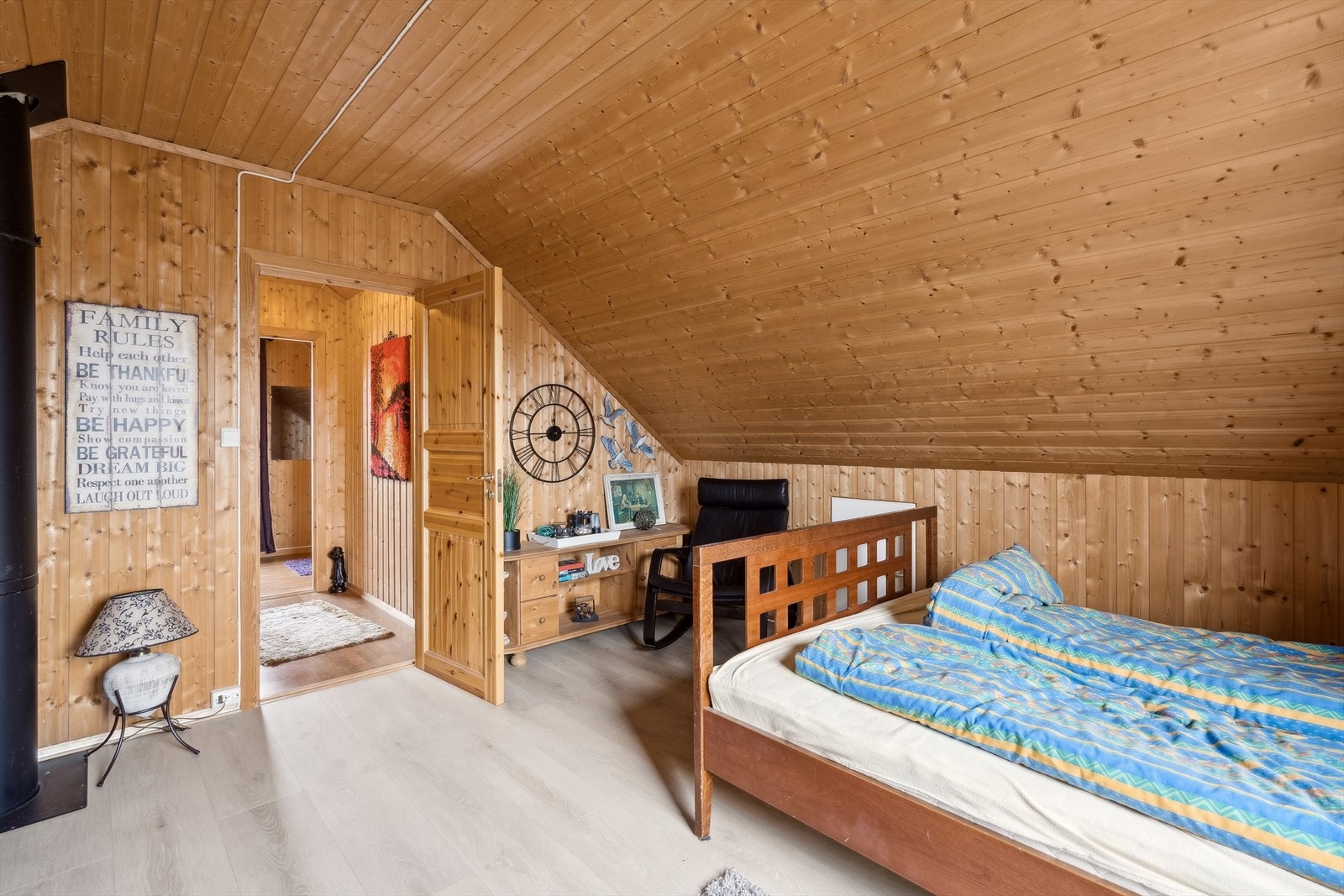 Soverommet har adkomst fra lofts gang. Galleribilde