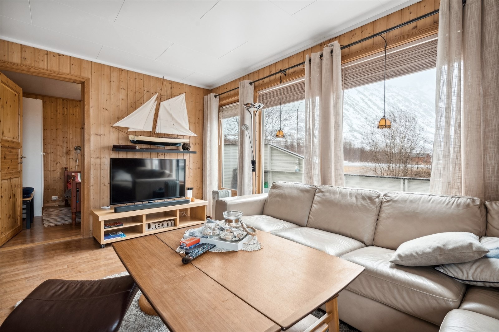 Fra stuen er det utgang til en balkong. Galleribilde