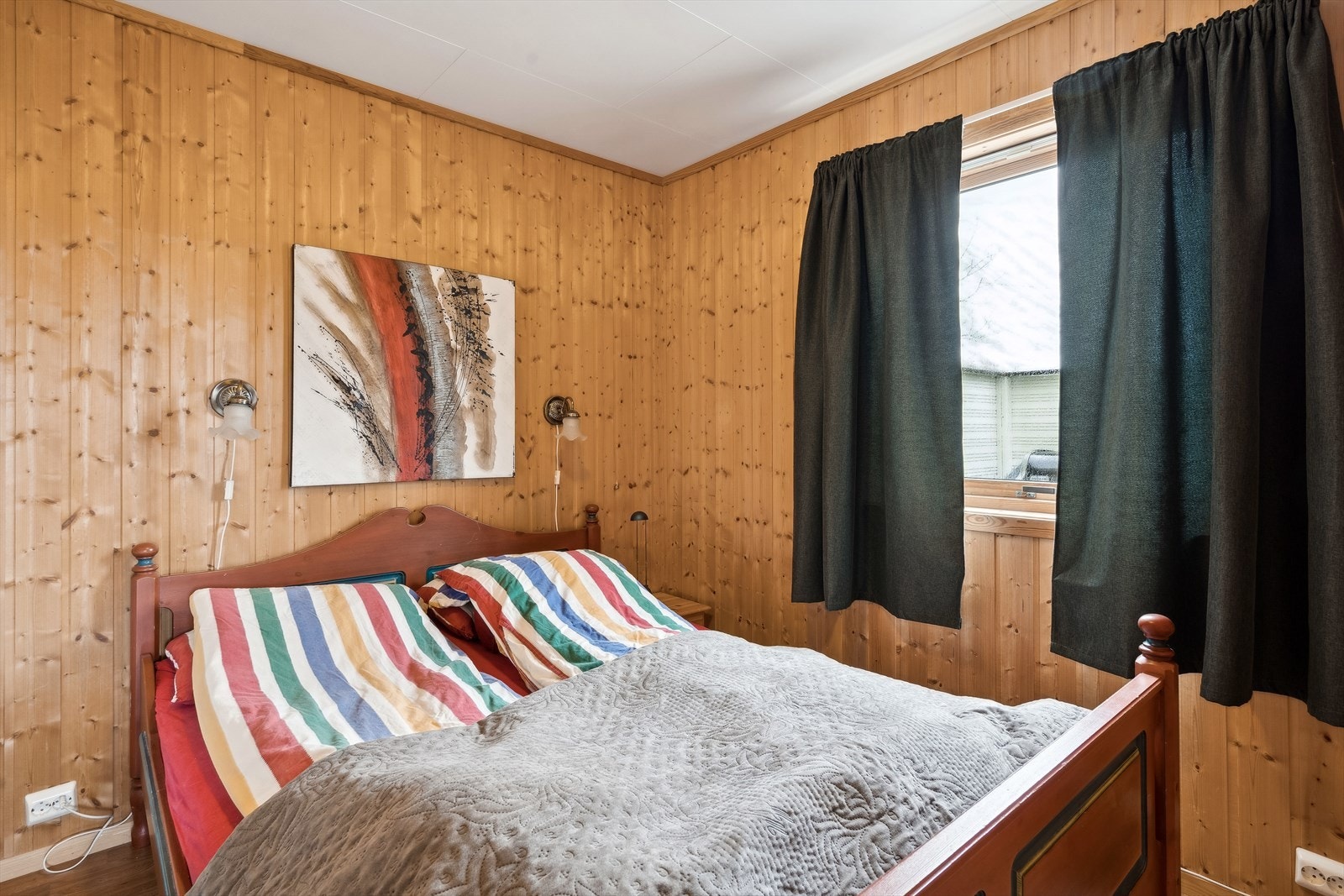 Soverommet i boligens første etasje har god plass til seng og tilhørende møbler. Galleribilde