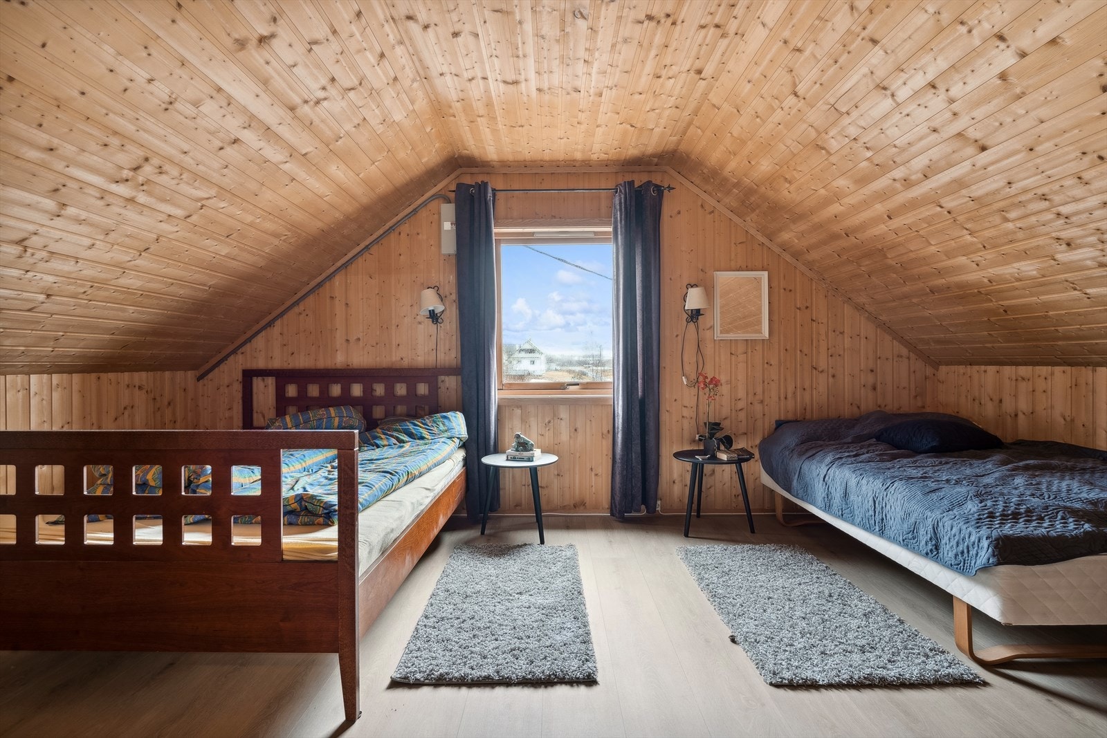 Soverom i loftsetasjen med god plass til seng og tilhørende møbler. Galleribilde