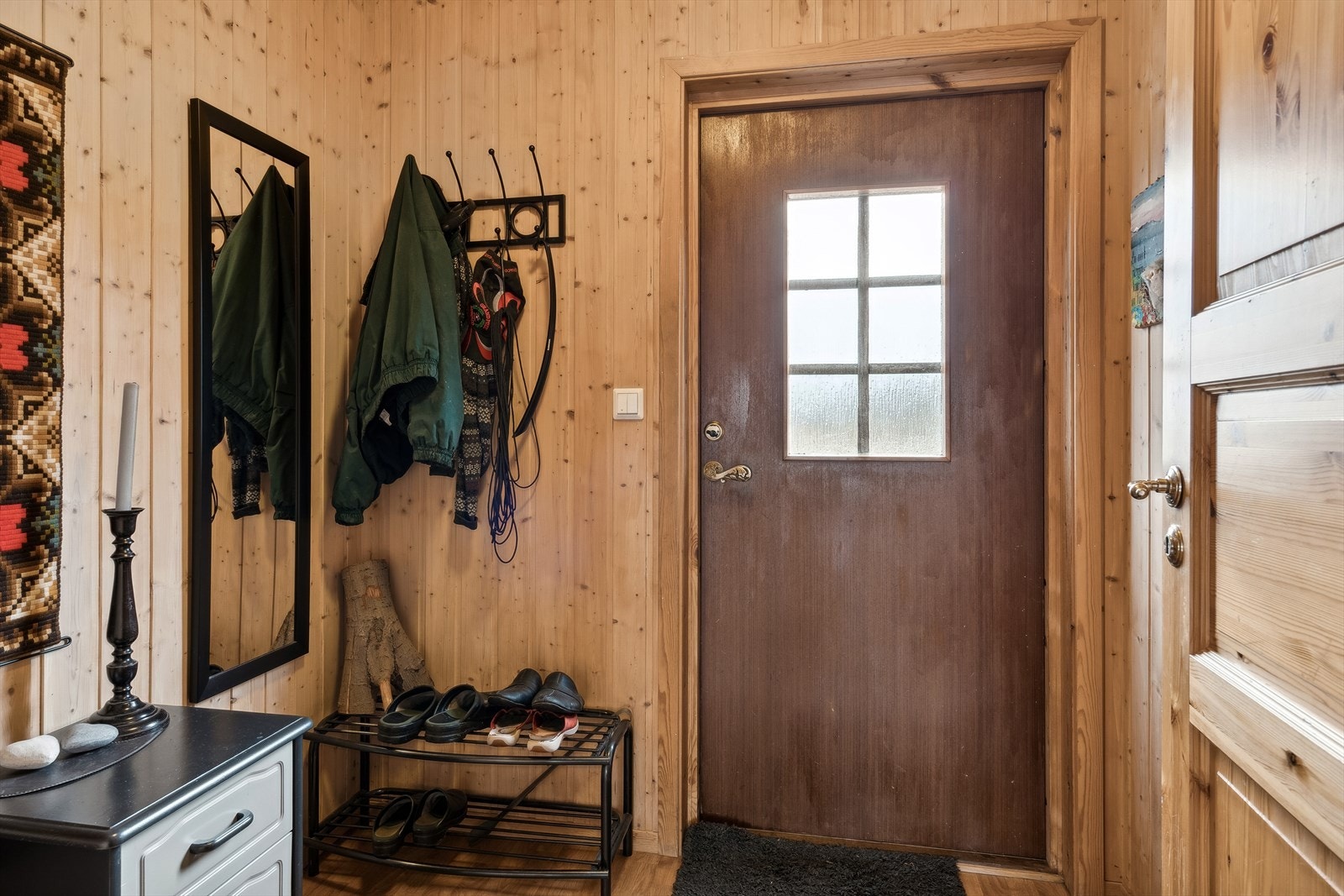 Entreen har god plass til å henge fra seg yttertøy og plassere fottøy. Galleribilde