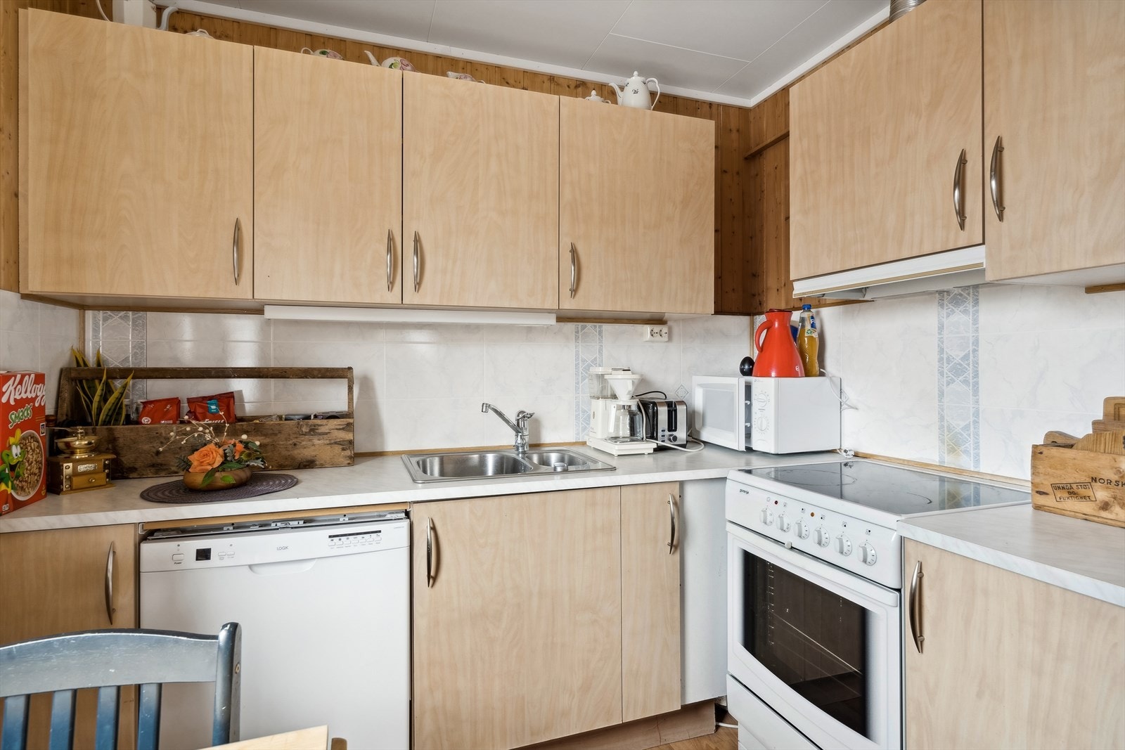 Kjøkkenet har innredning med slette fronter, laminert benkeplate nedfelt dobbel vaskekum og plass til frittstående hvitevarer. Galleribilde