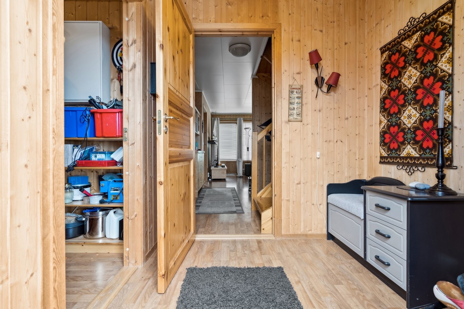 Entreen som ønsker deg velkommen inn har videre adkomst til en praktisk bod med god oppbevaringsplass. Galleribilde