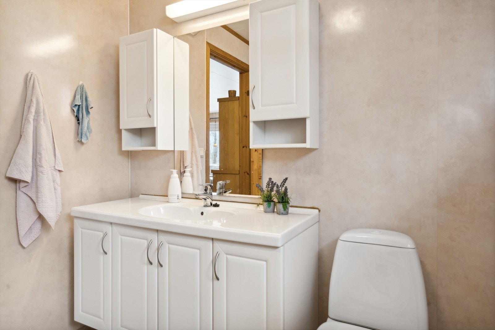 Baderommet er innredet med servant, toalett, dusjkabinett, opplegg til vaskemaskin, stråleovn. Galleribilde