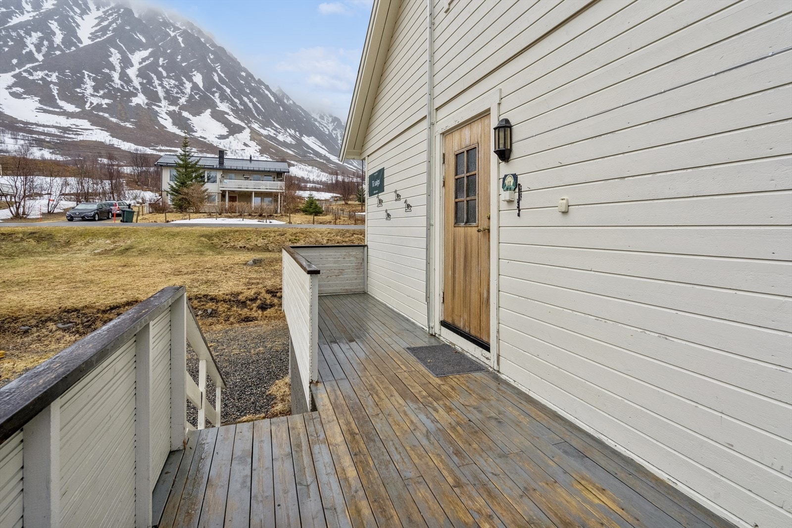 I forbindelse med boligens inngangsparti finner du en praktisk terrasse. Galleribilde