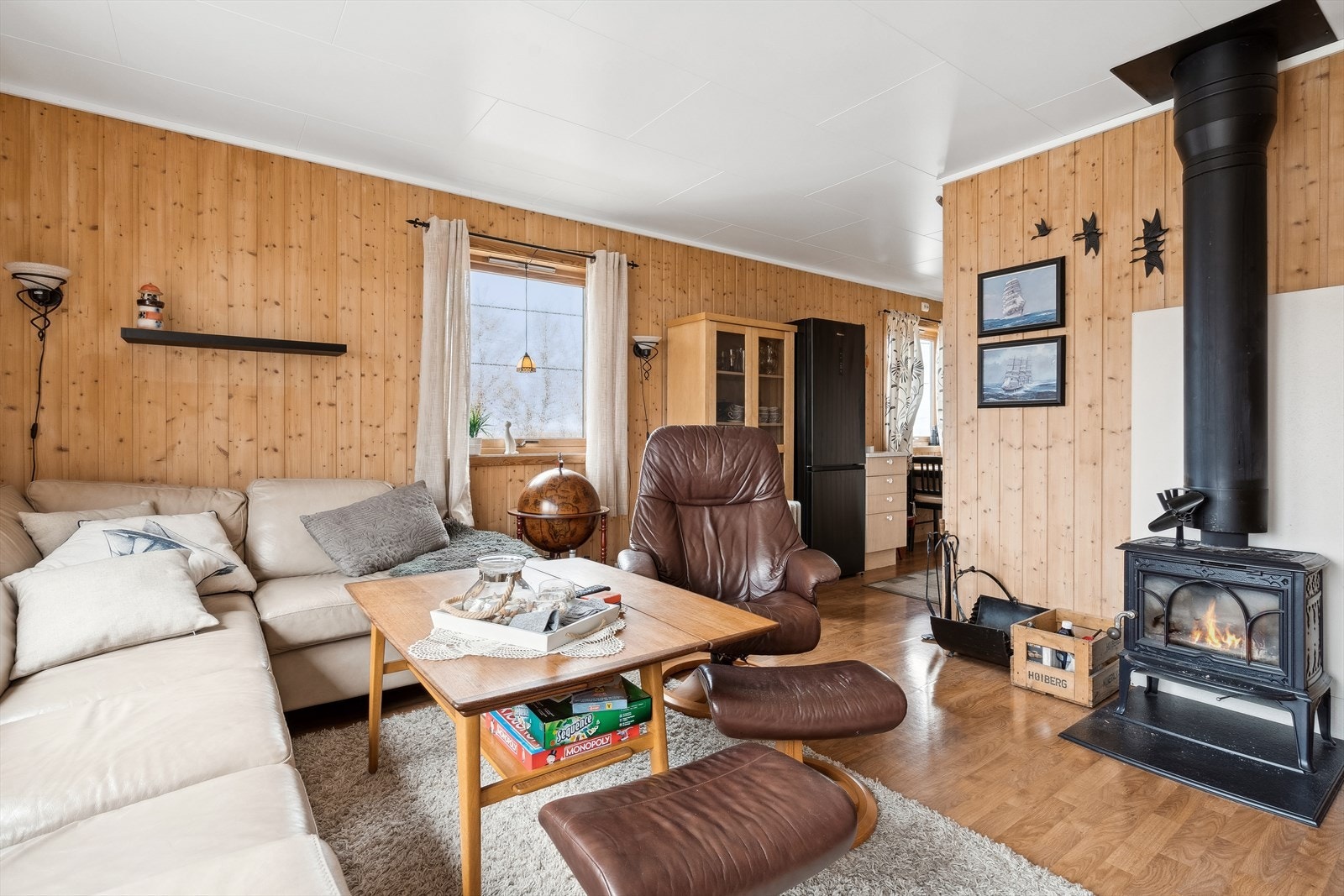 I stuen er det montert en vedovn som gir kos og god varme på kalde dager. Galleribilde