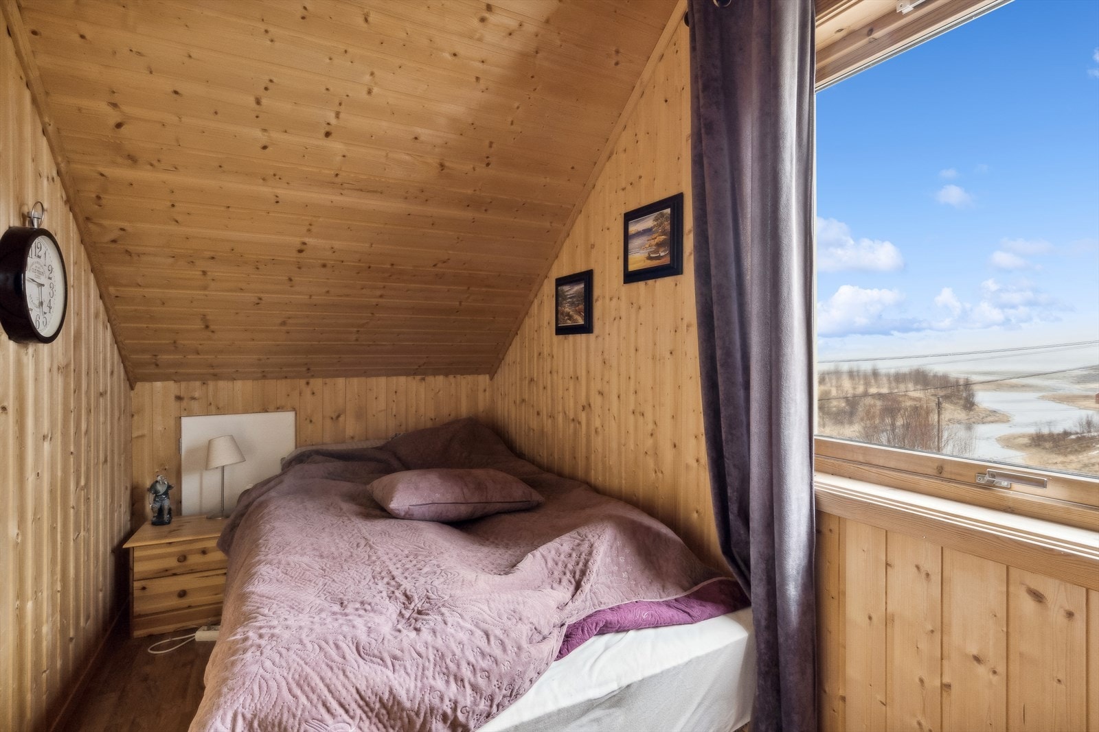 Soverom nr. 2 har en L form, og er i dag innredet med to senger. Galleribilde