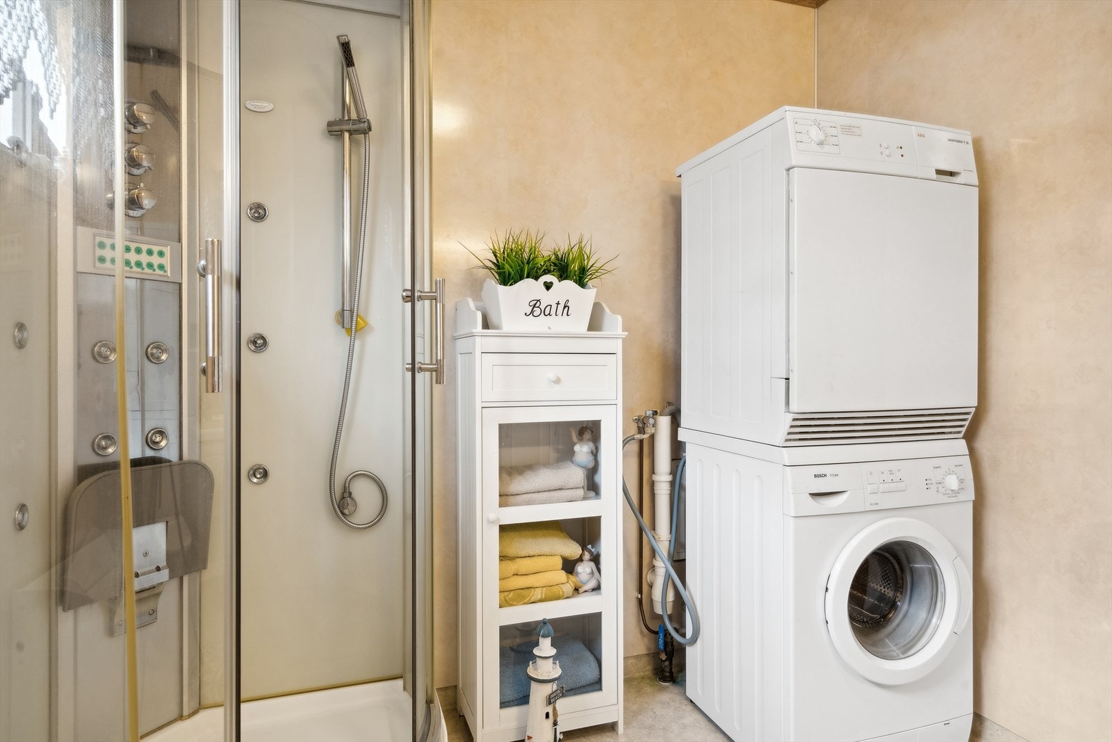 Rommet har mekanisk avtrekk og opplegg for vaskemaskin. Galleribilde