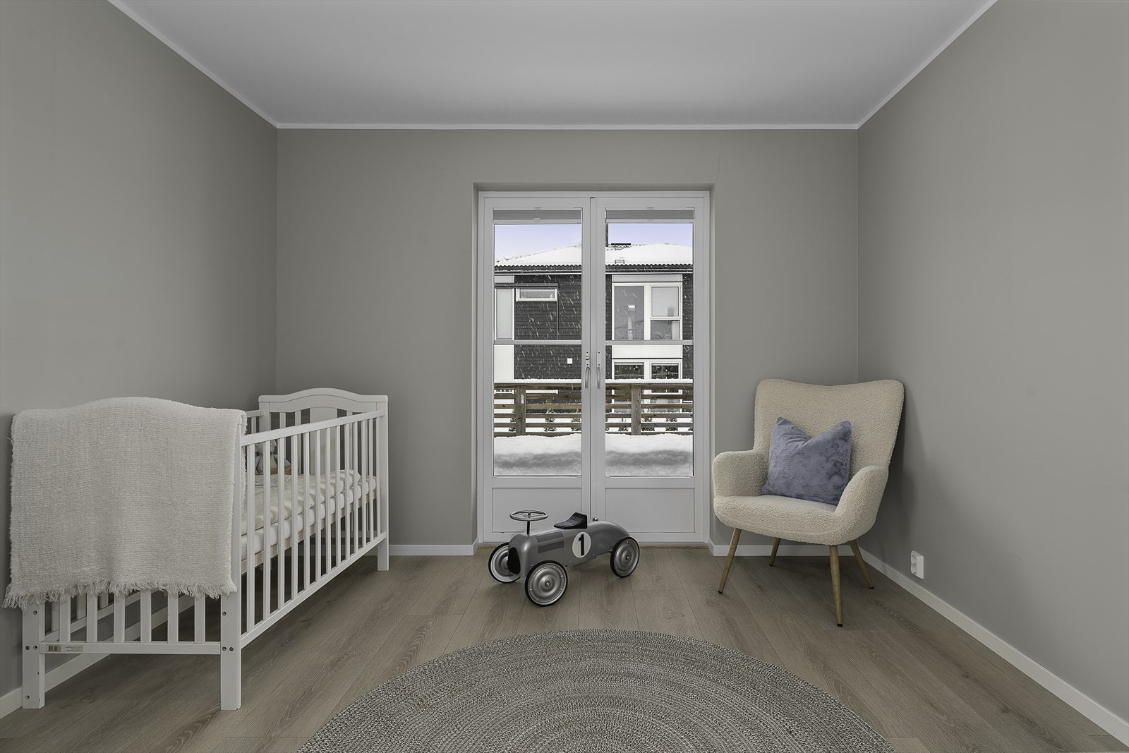 Ett av soverommene i 2. etasje har utgang til terrasse. Galleribilde