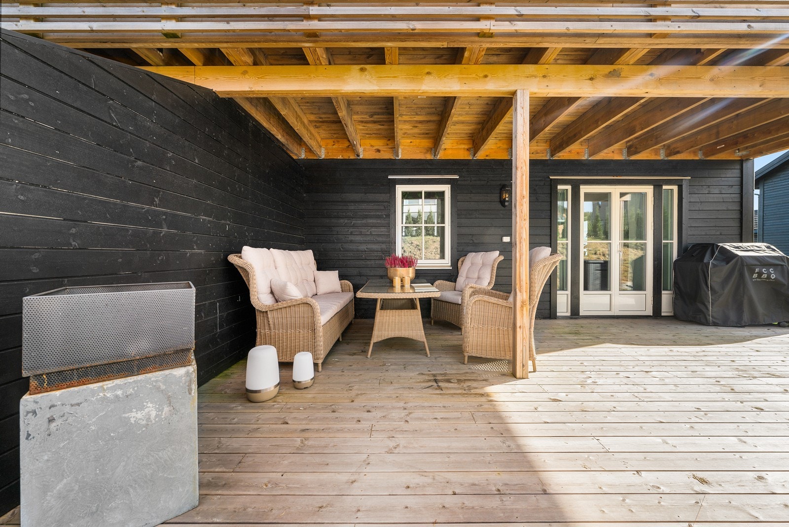 Fra kjøkkenet er det utgang til en hyggelig terrasse som byr på god plass til utemøblement og grill. Galleribilde