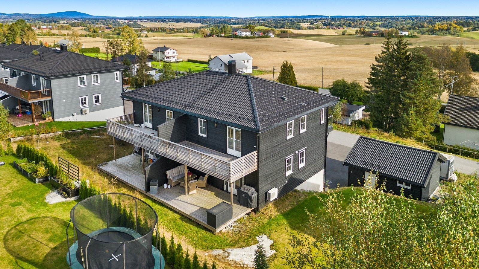 Eiendommen er beliggende i et barnevennlig og populært område på Ramstadåsen med kort vei til skole, barnehage, offentlig transport og servicetilbud. Galleribilde