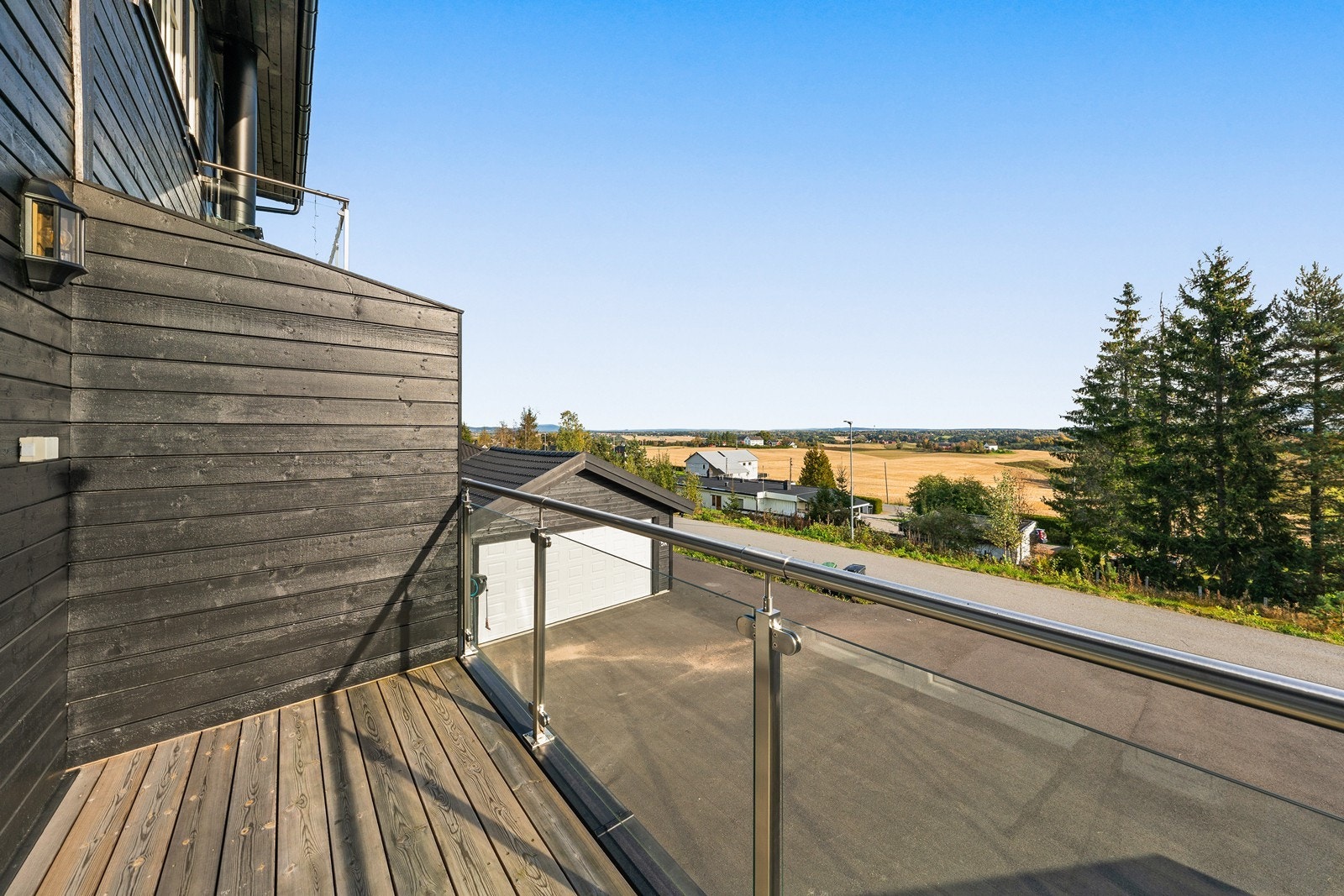 Fra stuen er det utgang til en balkong med flott utsikt. Galleribilde