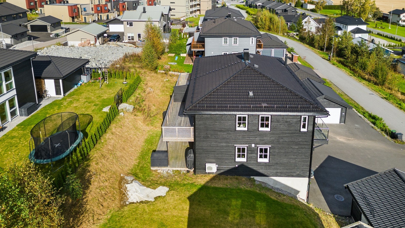 Boligen har en stor og flott tomt med mange muligheter. Galleribilde