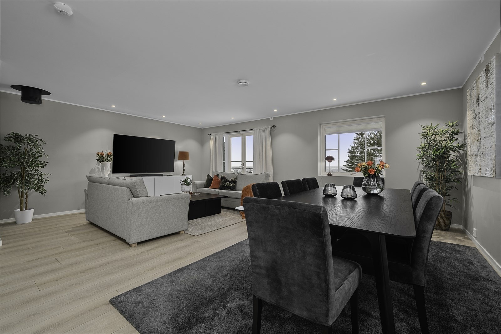 Stuen er malt i moderne farger som gjør det lett å innrede. Det er varmepumpe i stuen. Galleribilde