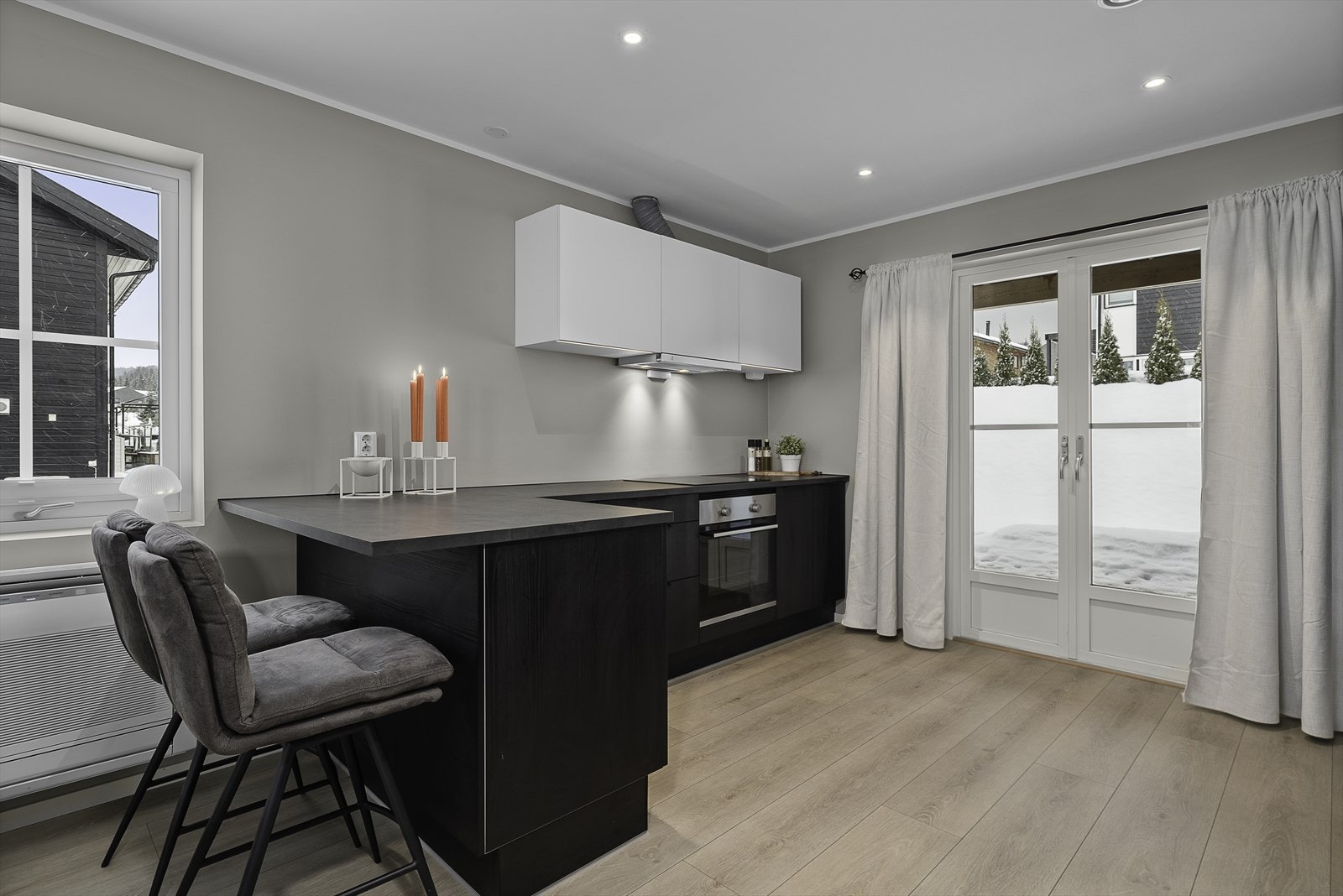 Boligens kjøkken fremstår som moderne med god standard. Det er rikelig med skap- og benkeplass. Galleribilde