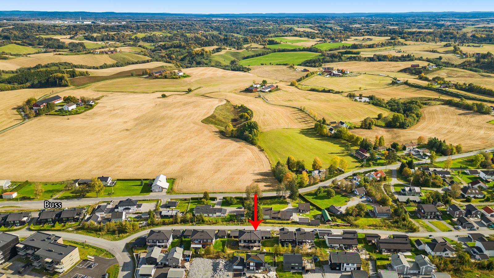 Boligen ligger i et meget landlig og barnevennlig boligområde på Åsgreina i Nannestad kommune, med nærhet til handelssentrum, skoler, barnehager og offentlig kommunikasjon. Galleribilde