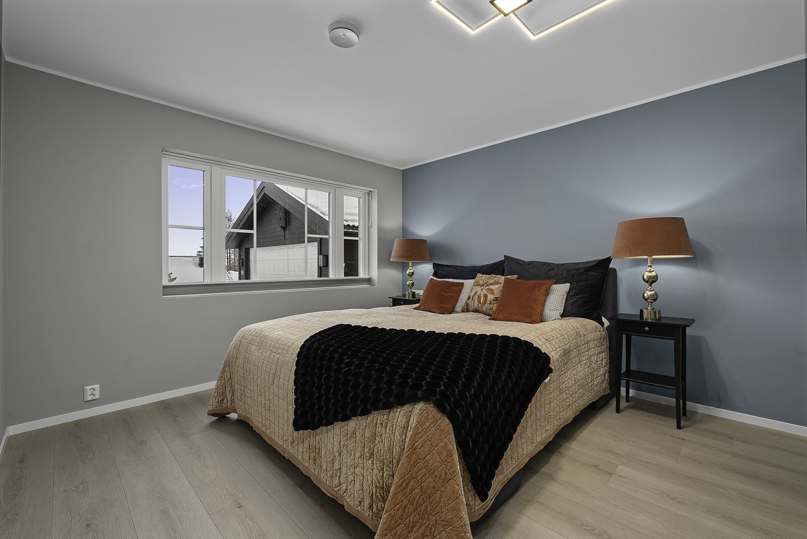 Boligen har totalt 4 gode soverom, ett i underetasjen og 3 i 2.etasje. Galleribilde