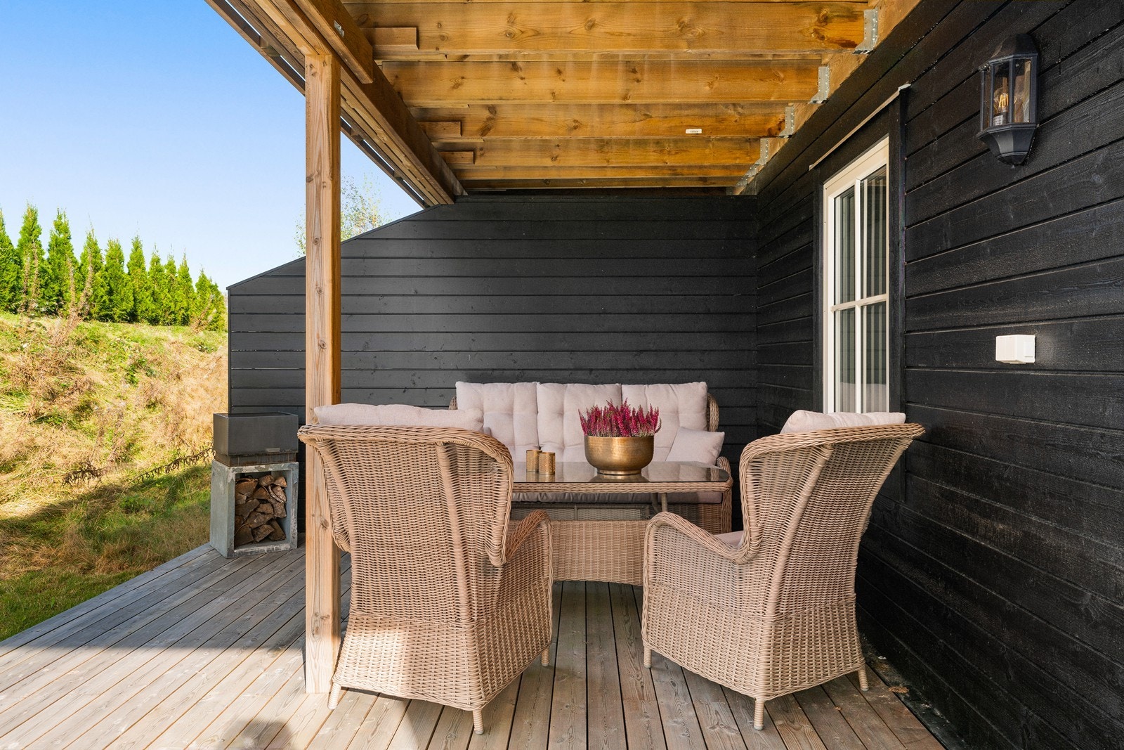 Fra kjøkkenet er det utgang til en hyggelig terrasse som byr på god plass til utemøblement og grill. Galleribilde