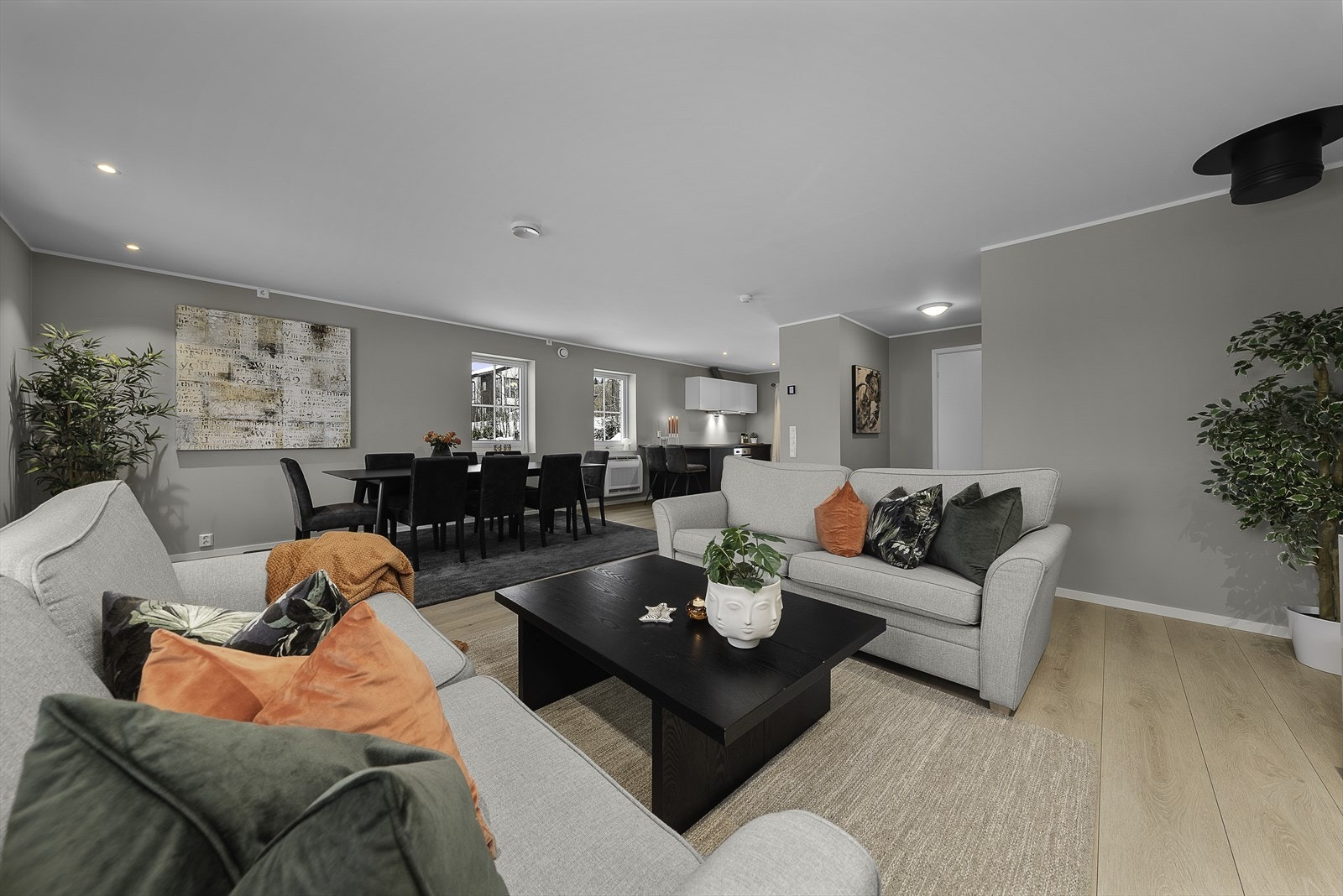 Stuen ligger i åpen løsning mot kjøkkenet og har god plass til stort spisebord! Galleribilde