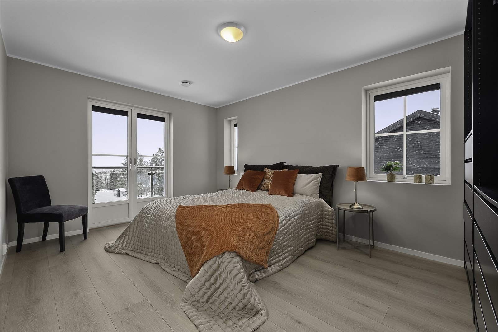 Hovedsoverom med garderobeskap og utgang til balkong. Galleribilde