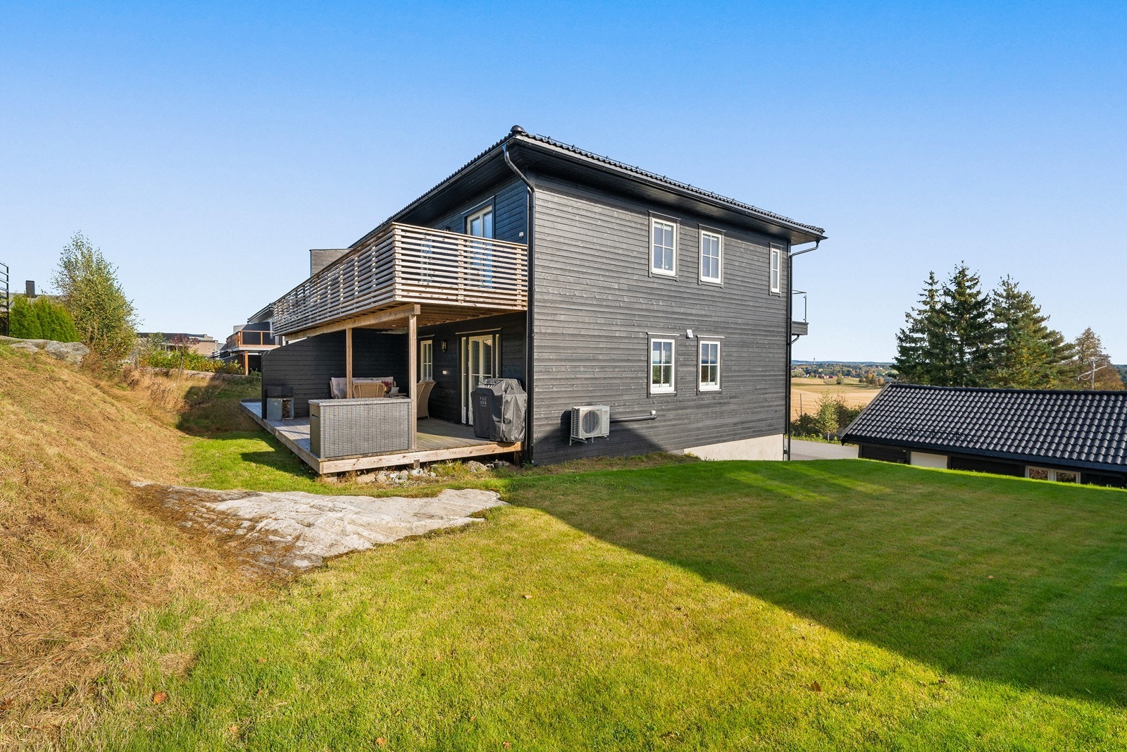 Eiendommen har flere solrike uteplasser og stor tomt med mange muligheter! Galleribilde