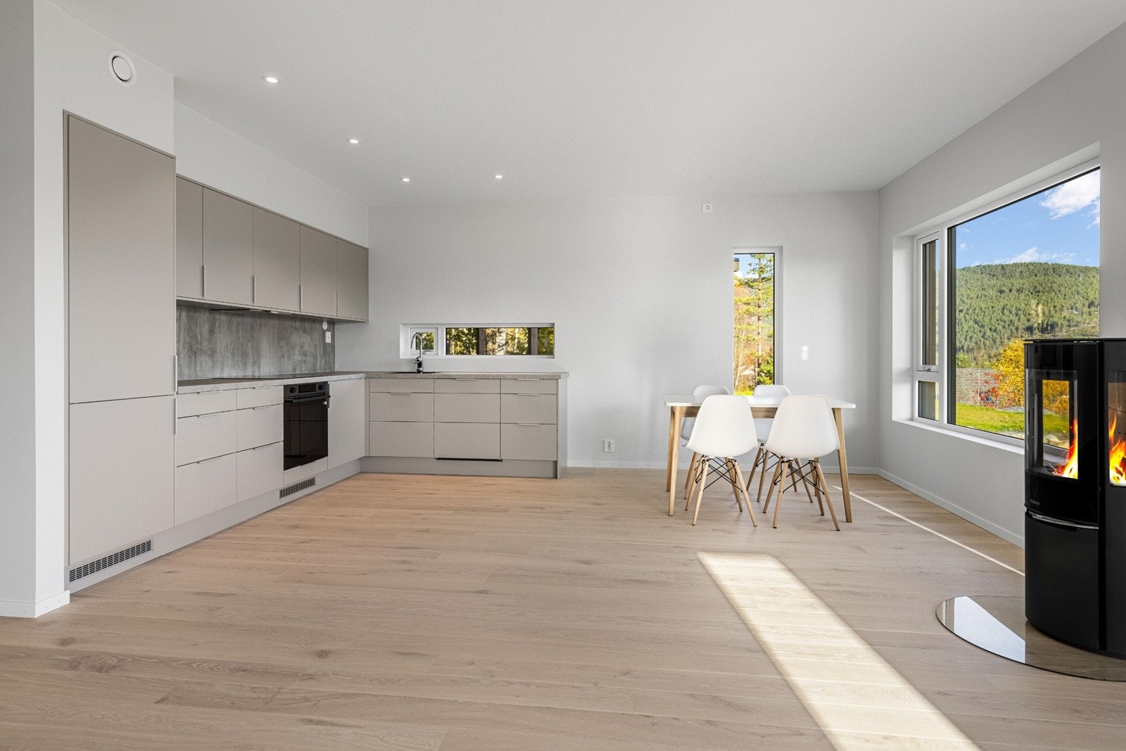 Boligen holder en gjennomgående god standard med delikat kjøkken, 1-stavs eikparkett, balansert ventilasjon, elektriske varmekabler i alle oppholdsrom og peis. Galleribilde