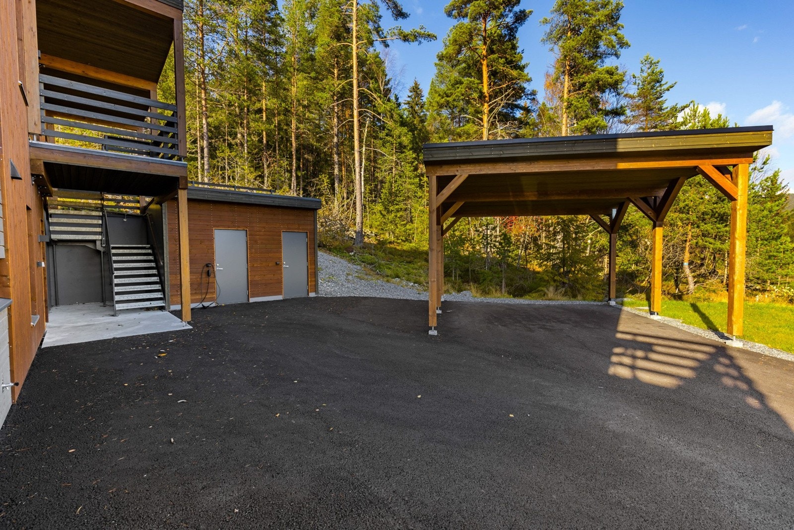 Det medfølger en carport til hver leilighet. Galleribilde