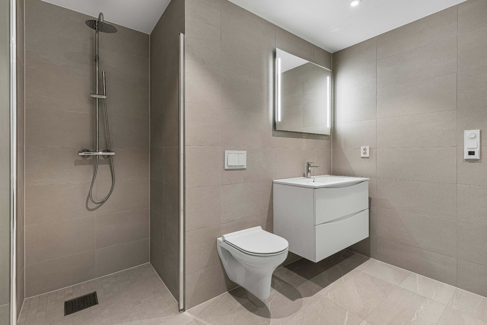 Gulvfliser av typen Ergin Stonetalk Martellata, og veggflisene av typen Ergon Stonetalk Minimal. Galleribilde