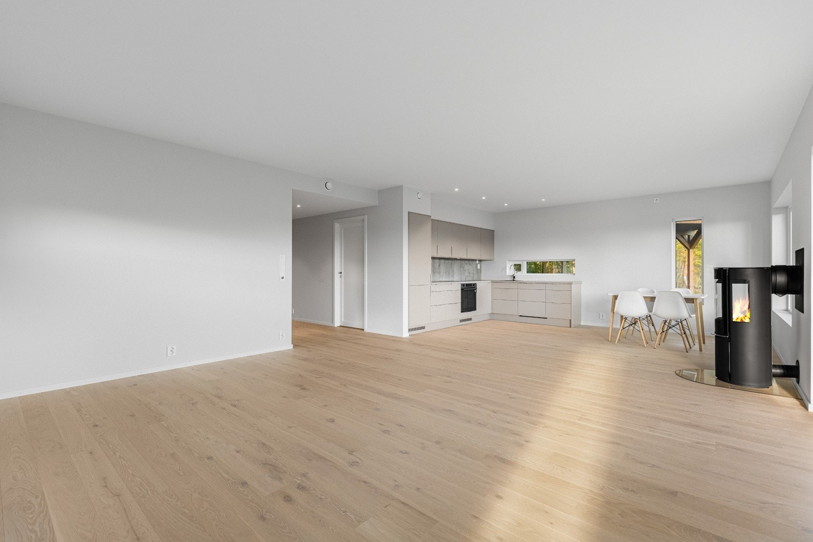 Kjøkkenet ligger i sosial åpen løsning med stuen. Galleribilde