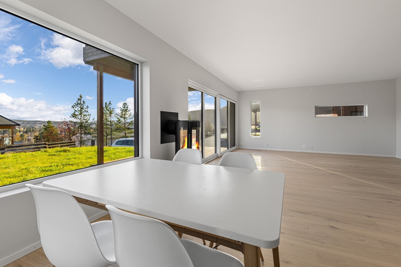 Spisegruppen har naturlig plass ved vinduspost hvor du kan nyte utsikten. Galleribilde