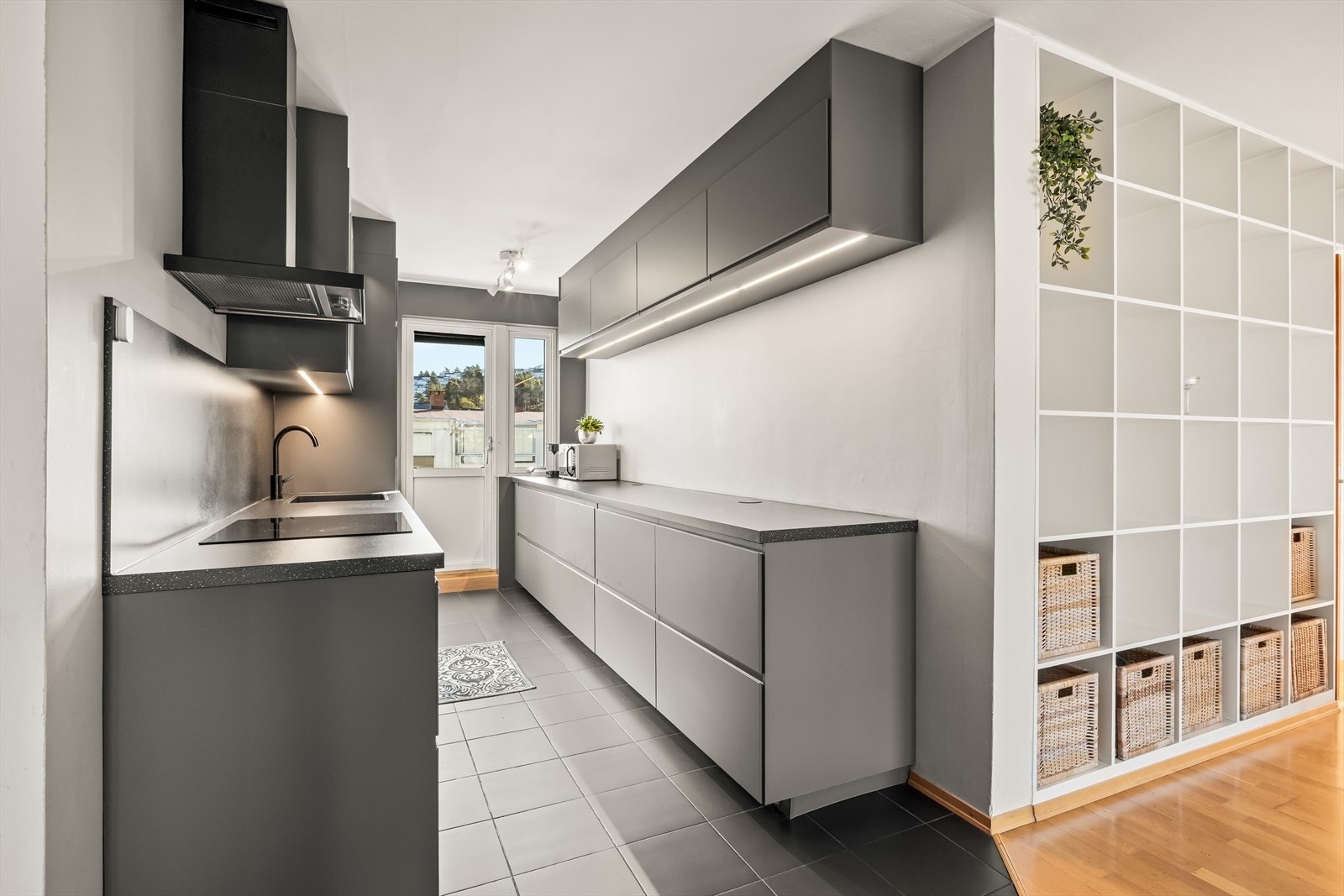 Godt med benke-, skuff- og skapplass på kjøkkenet. Galleribilde