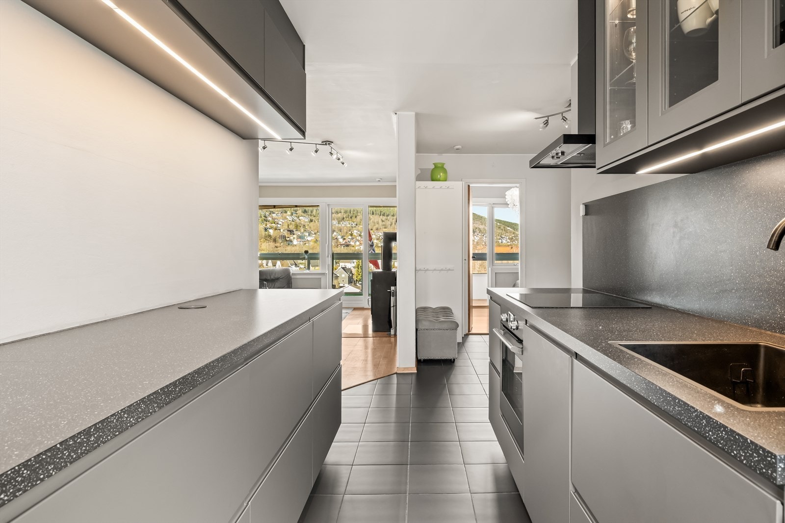 Moderne åpen løsning med spisestue, kjøkken og stue. Galleribilde